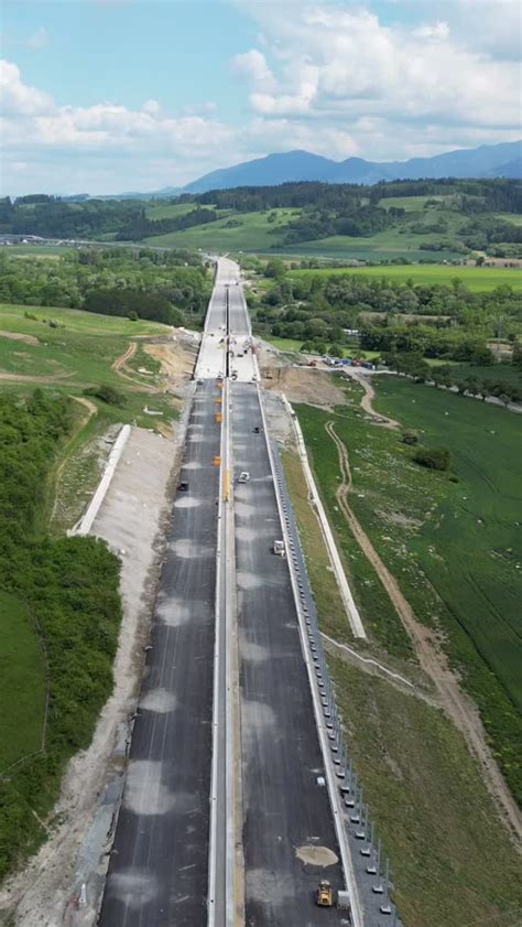 Výstavba diaľnice s použitím podkladového betónu
