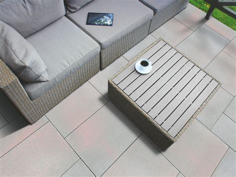 Betónová dlažba Umbriano v sivo-púdrovom odtieni na terase