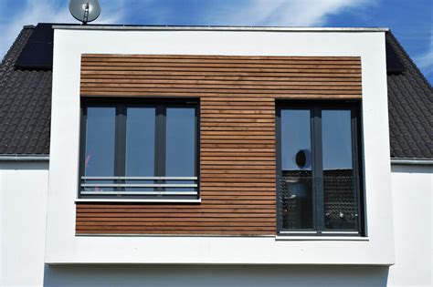 Moderné trendy v dizajne fasád, napr. biela fasáda s drevom