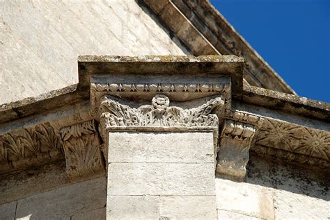 Detail korintského stĺpu s akantovými listami