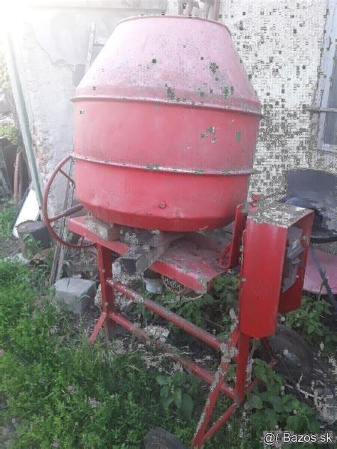 Stavebná miešačka v práci na stavbe
