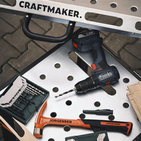 Multifunkčný skladací pracovný stôl CRAFTMAKER SteelBench S110 v akcii s nástrojmi