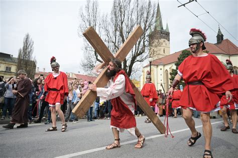 Krížová cesta v interiéri kaplnky Bijacovce