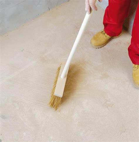 Aplikácia tekutej hydroizolácie štetcom