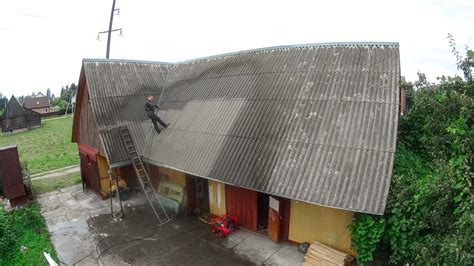 Proces čistenia strechy od machu