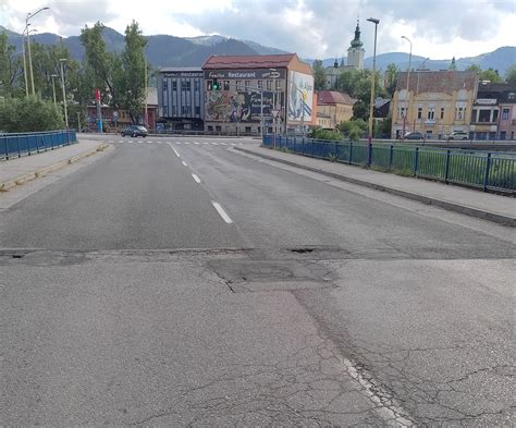 Fotografia poškodeného povrchu vozovky pred rekonštrukciou