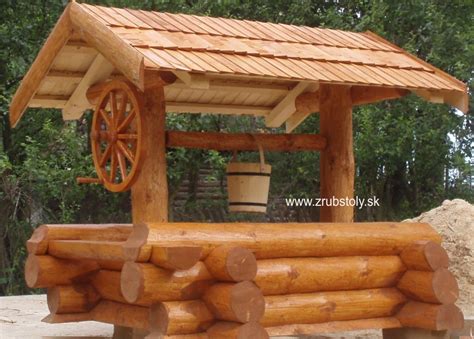 Zrekonštruovaná záhradná studňa s dreveným kolesom a zábradlím