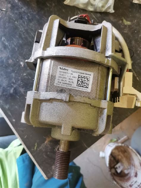 detailný pohľad na elektromotor z automatickej práčky pripravený na montáž