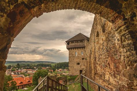 Zrúcanina hradu Košeca na vrchu Zámok