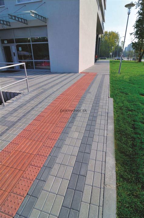 Detailný pohľad na štruktúru drážkovej dlažby pre nevidiacich