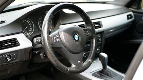 čierny interiér BMW E90 s čiernou stropnicou