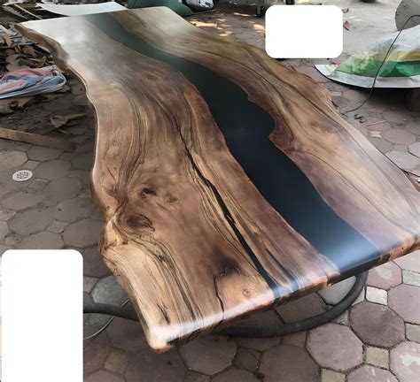 Ukážka moderného river table stola z dreva a živice