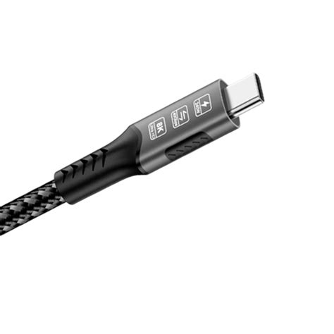 Detail portu USB-C pre nabíjanie laseru