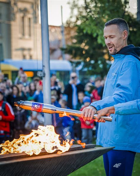 infografika správneho postupu pri zapaľovaní ohňa zhora nadol