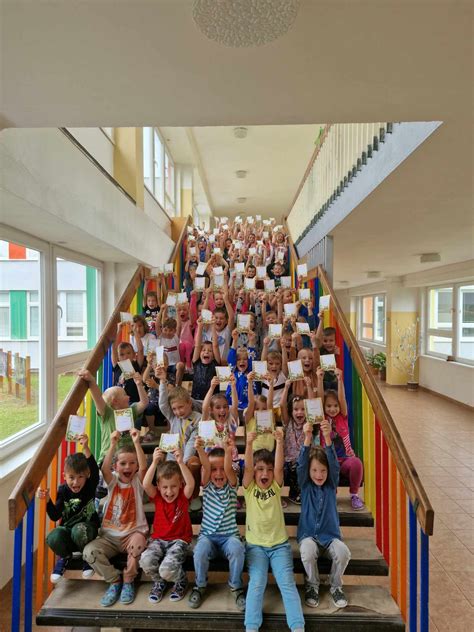 Schéma bezpečného schodiskového zábradlia v materskej škole s madlami v rôznych výškach
