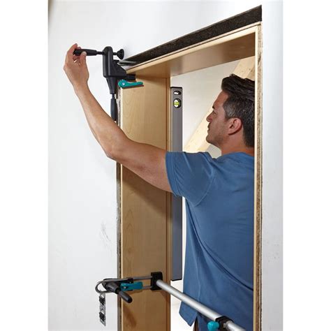 Sada na montáž dverných zárubní Wolfcraft PRO 3676000 v akcii