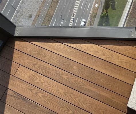 Detail obkladu z thermo jaseňa s čokoládovohnedým odtieňom