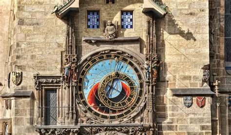 Pohľad na Pražský orloj s astronomickým ciferníkom