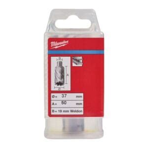 Detail drážkovacej frézy MILWAUKEE® pri práci v murive