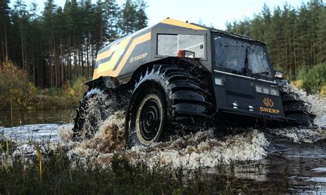Terénne vozidlo v náročnom off-roadovom teréne