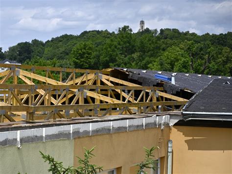 Poškodená strecha lyžiarskeho klubu Vlkanová