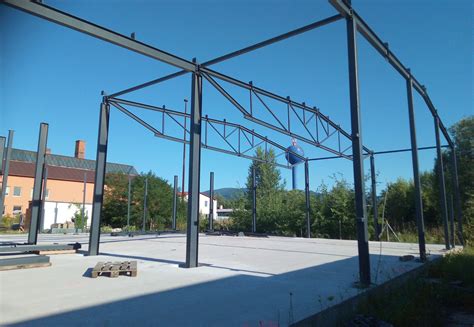 Príklady kovových konštrukcií v exteriéri