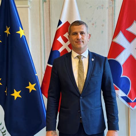 Separ počas energického živého vystúpenia