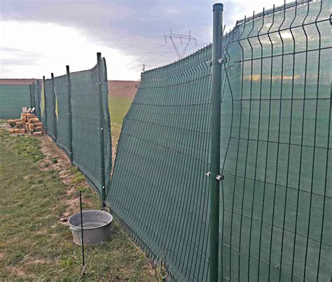 Detail upevnenia tieniacej siete na plot