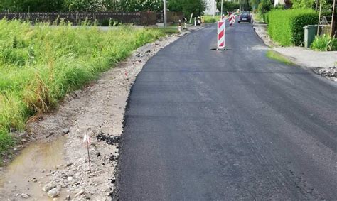 Technologický proces kladenia asfaltu na lesnej ceste