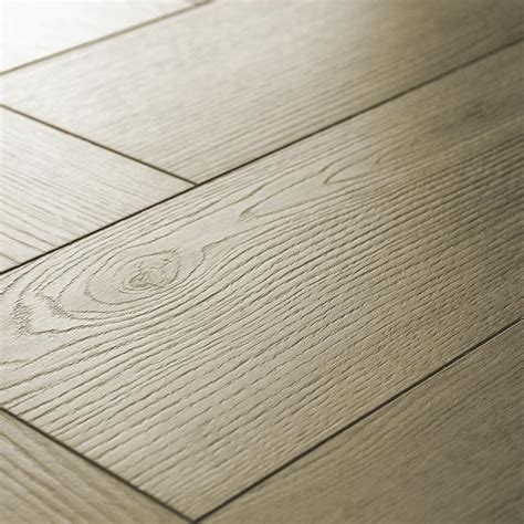 Vodeodolná laminátová podlaha vo vstupnej hale