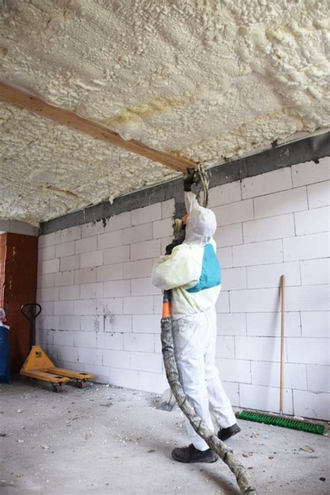 Aplikácia fúkanej izolácie v podkroví