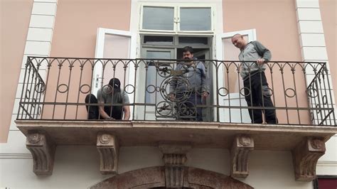 Zreštaurované kované zábradlie na balkóne Zichyho paláca