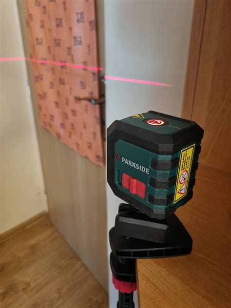 Kompaktný krížový laserový zameriavač Parkside v akcii