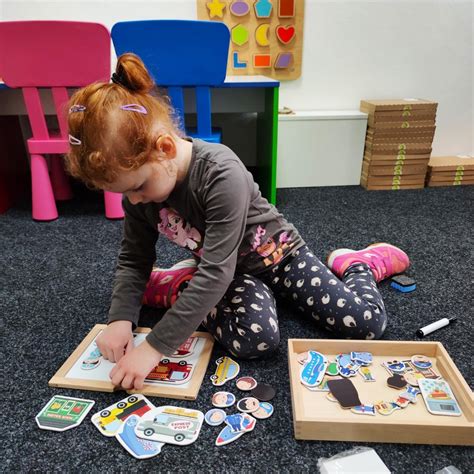 Dieťa v barefoot sandálkach Tikki pri hre