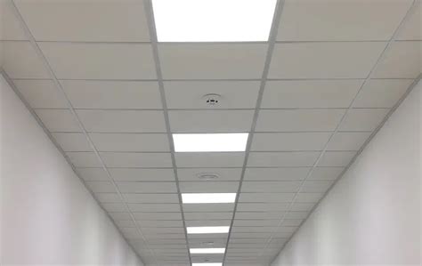 Moderný kazetový strop v kancelárskom priestore