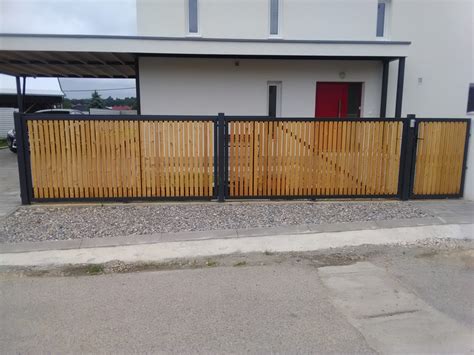 Rôzne typy kovových zábradlí s drevenou výplňou pre interiér a exteriér