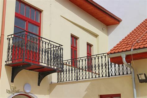 Kované zábradlie na historickej budove