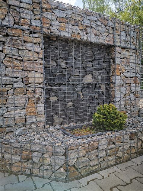 Detail gabionového plotu vyplneného prírodným kameňom