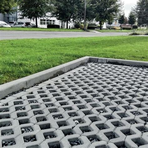 Detail betónovej zatrávňovacej dlažby s trávou
