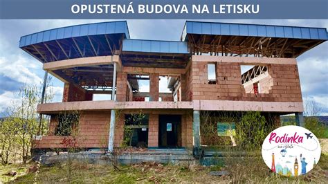Opustená budova s drevenými obkladmi, ukazujúca známky rozkladu
