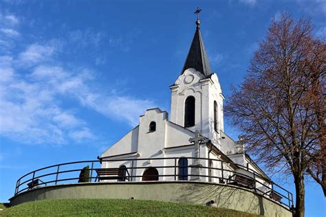 Kostol sv. Vavrinca v Horných Opatovciach, osamotený v priemyselnej krajine