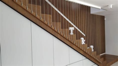 Drevené schody s minimalistickým kovovým zábradlím