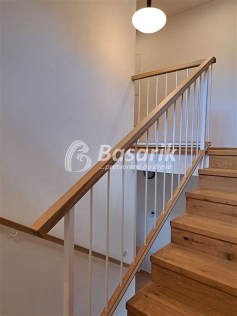Dubové schody s bielym zábradlím s kovovými tyčkami