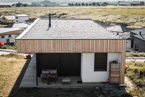 Architektonický vizuál moderného drevodomu s plochou strechou