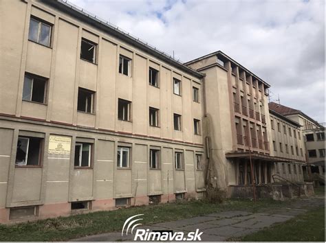 Chátrajúca staničná budova Filiálky