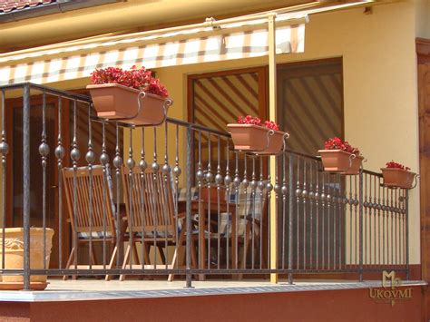 Kované zábradlie na kvety na balkóne