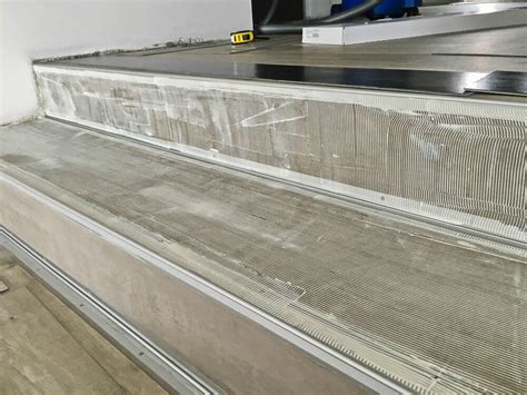 Nanesené lepidlo na schodiskové stupne pred položením vinylu