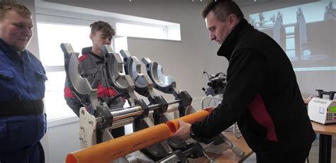 Absolvent mechanik stavebno-inštalačných zariadení pri práci