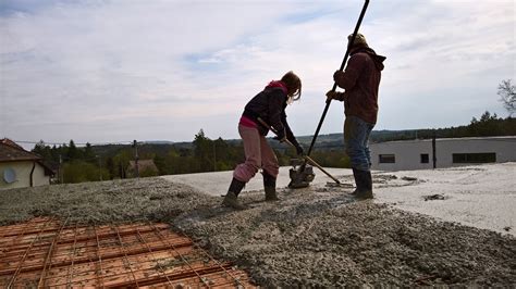 Betonáž stropu s využitím ponorného vibrátora pre zhutnenie betónu