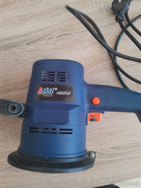 Detailný pohľad na excentrickú brúsku v akcii
